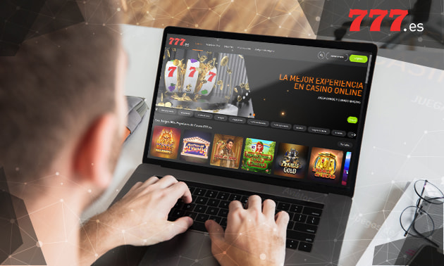 Una persona jugando en el casino online casino777
