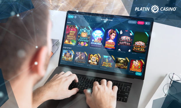 Persona jugando en casinos móviles como Platincasino.