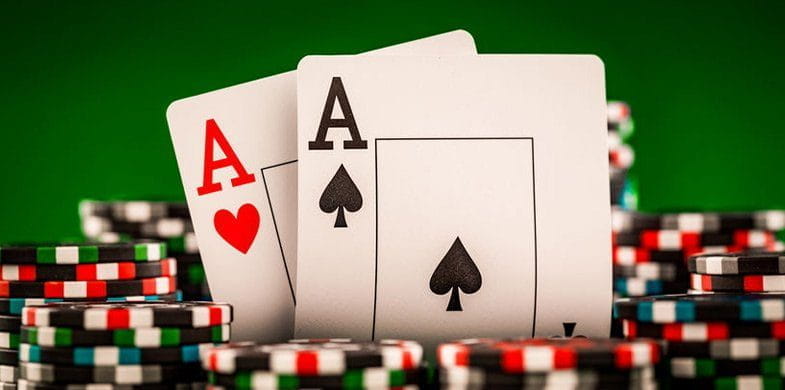 Dos cartas de Ases y fichas de casino