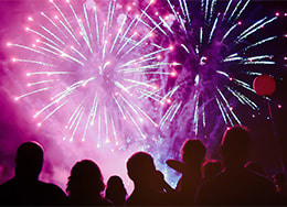 Fuegos artificiales y canciones de pueblo son disfrutados por una gran multitud en San Fermín.