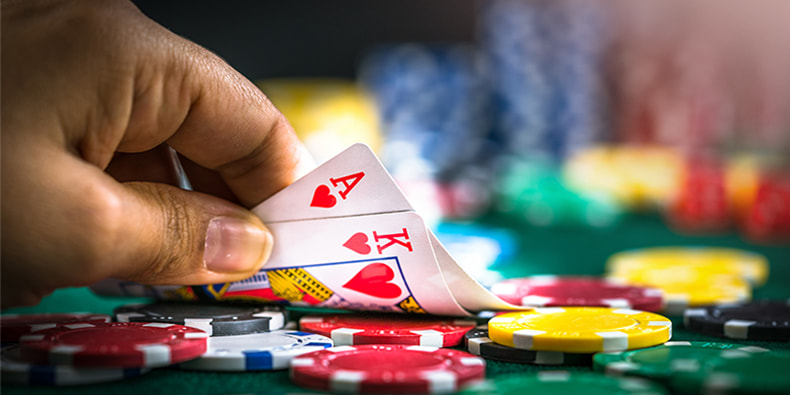 Jugador de póker mirando sus cartas de póker