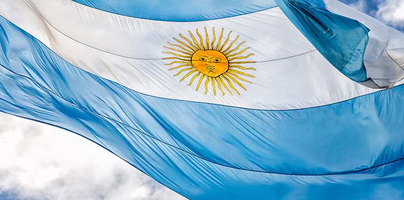 Bandera de Argentina ondea al viento en un casino de Santa Fe