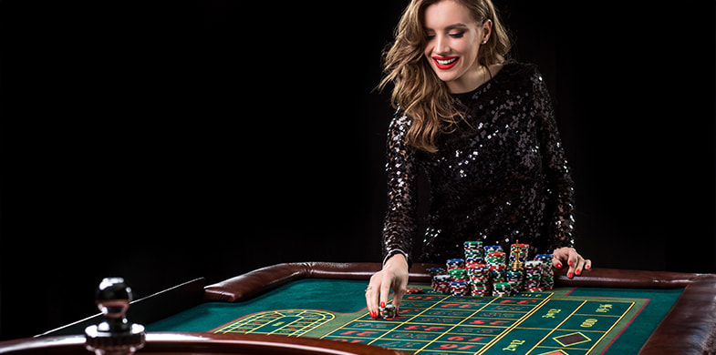 Mujer esrudiado trucos para ganar en la ruleta electrónica de casino