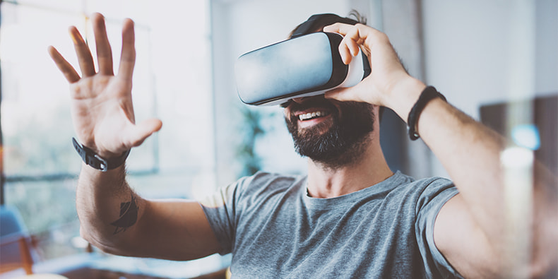 Hombre juega a las nuevas tragaperras con gafas de realidad virtual.